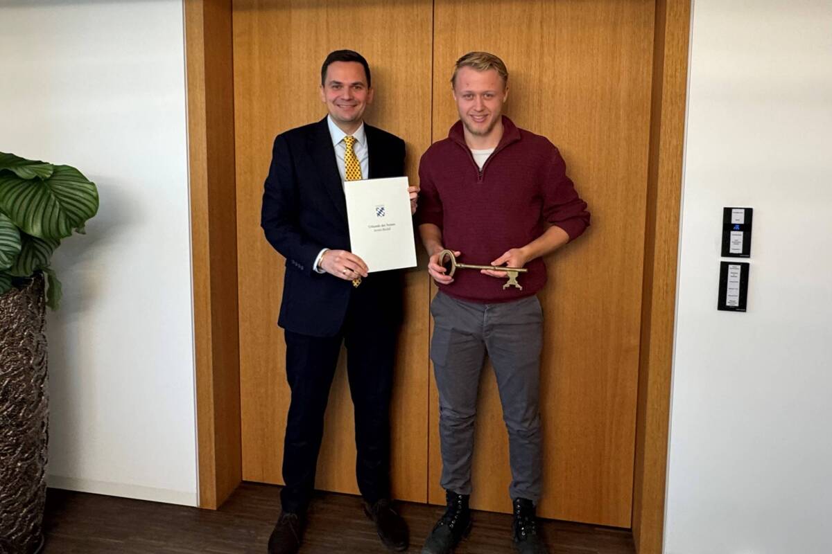 Foto (Glas): Freuen sich nach der Vertragsunterzeichnung – v. l.: Bürgermeister Emanuel Staffler und Maximilian Seemüller