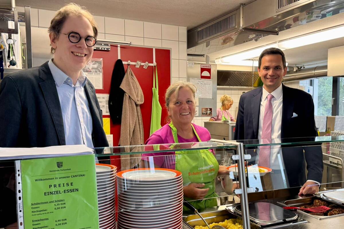 Foto (Böhme): Rektor Markus Istenes, Leiterin der Schul-Cantina Angela Maxhofer, Bürgermeister Emanuel Staffler